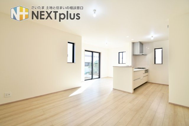 蓮田椿山第1期　全1棟の居間・リビング|同仕様LD想定。光と風が通り、家族の声が自然に集まる空間に。ダイニングもソファも置きやすい整形で、将来の模様替えにも強い。季節のラグや観葉植物が映える、余白のあるLDです。家族の“好き”が育つ場所。