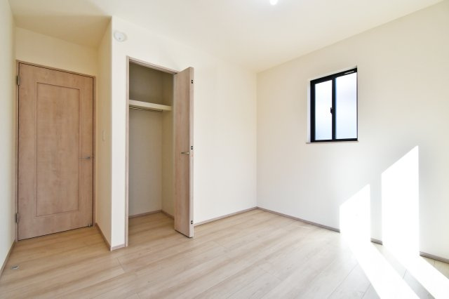 蓮田椿山第1期　全1棟の洋室|同じ部屋でも角度で伝わる“余白”。窓位置と壁面が素直で、ベッドもデスクも置きやすい。クローゼットに片付ければ床が広く使え、成長に合わせて家具が増えても受け止めます。模様替えが楽しい部屋。