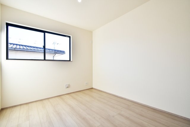 蓮田椿山第1期　全1棟の洋室|明るさと落ち着きのバランスが取れた居室。朝は光で目覚め、夜は静かに。趣味に没頭する“自分の基地”にも、子どもの勉強部屋にも。家の中に逃げ場がある安心感。心が整う個室です。夜の落ち着きも良い。