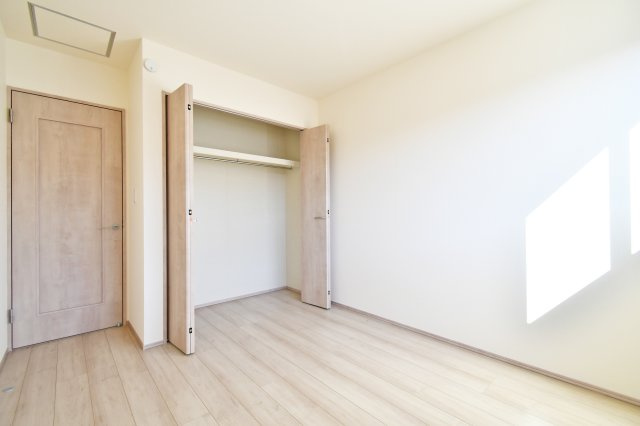 蓮田椿山第1期　全1棟の洋室|窓から入る光がやさしい一室。読書や勉強がはかどる“こもり感”もあり、家の中の隠れ基地に。お気に入りのデスクを置けば、毎日が少し楽しくなるプライベート空間です。静けさがご褒美。光と風を感じる一枚。