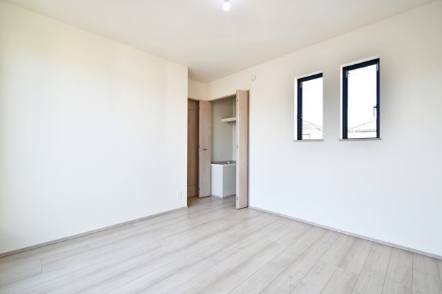 蓮田椿山第1期　全1棟の洋室|4部屋あると家族の“今”に合わせて割り振れる。来客用や納戸代わりにもでき、暮らしが回る。将来の在宅ワーク部屋にも◎。1部屋を“余白”として持てる贅沢です。収納部屋で終わらせない使い方。