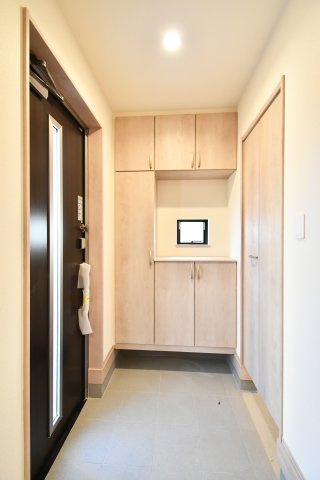 蓮田椿山第1期　全1棟の玄関|ただいまの瞬間が整う玄関。土間にベビーカーやアウトドア用品をサッと置けて、室内に持ち込まない。靴の脱ぎ散らかりも減り、帰宅後の片付けが自然に続きます。玄関が散らからない家は強い。朝がラクになる設計。