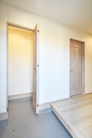 蓮田椿山第1期　全1棟の玄関|玄関収納は“暮らしの余裕”を作る場所。靴・傘・防災グッズまでまとめてしまえて、出発前の探し物が激減。季節物もここで完結し、玄関がいつも気持ちいい。外出前のストレスを減らします。朝がラクになる設計。