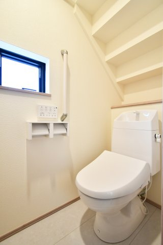 蓮田椿山第1期　全1棟のトイレ|毎日使う場所こそ清潔感。手入れしやすいシンプル設計で、来客時も気持ちよく。小窓換気でこもりにくく、ニオイ対策も安心。朝の支度中でもストレスが少ない。長くキレイを保てる設計。掃除のしやすさもポイント。