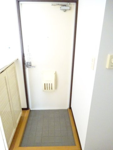 ハイフォーレストAの玄関