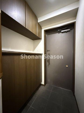 【玄関】 | 「１階」ならではの階段やエレベーターを使わずゴミ出しが可能です◎　　
敷地内ゴミ置き場があり、ゴミ出しも楽々◎