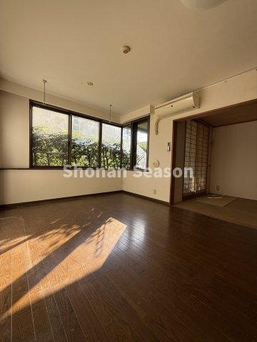 【居間・リビング】 | 南側からの採光を取り込み明るい室内です♪