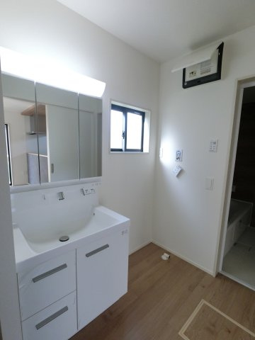 武雄市大字昭和1期の洗面所|広くて使いやすい洗面ルーム。朝もゆとりをもって準備できます♪