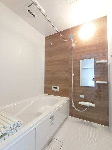 武雄市大字昭和1期の浴室|1日の疲れがとれる、ゆったりとしたバスルーム。便利な浴室乾燥暖房機を完備。