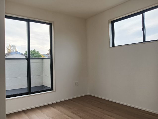 武雄市大字昭和1期の洋室|バルコニーにも面しているお部屋は開放感があり換気もできます。