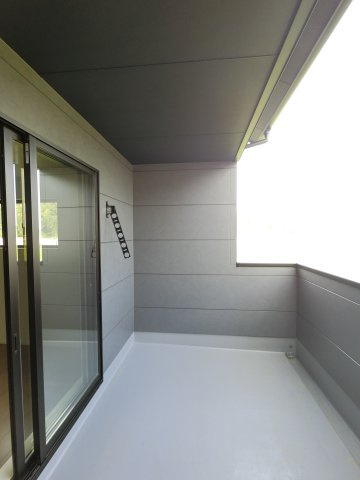 武雄市大字昭和1期のバルコニー|屋根付きのインナーバルコニーは突然の雨でも安心♪