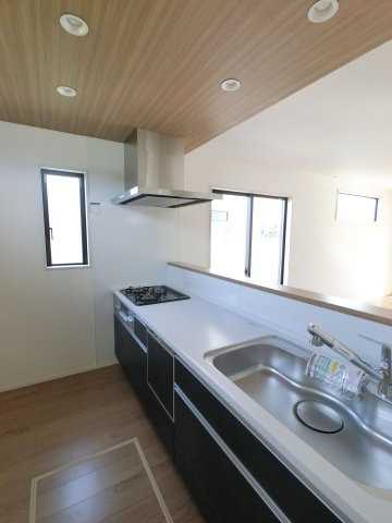 武雄市大字昭和1期のキッチン|キッチンが対面式なので会話を楽しみながらお料理や食事ができる♪