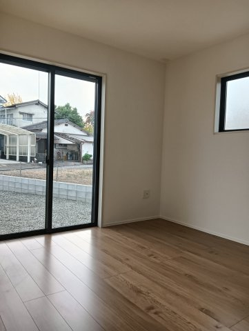 武雄市大字昭和1期の洋室|リビングと続きになっている洋室です。仕切りを開放すればLDKと連動してさらに大きな空間が実現します！