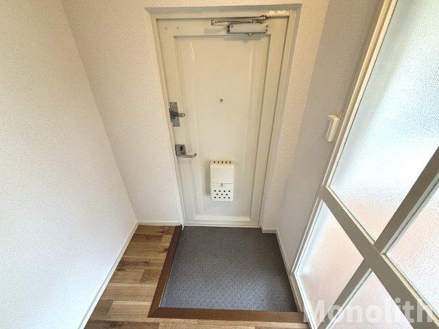 鶴山台55号棟の玄関