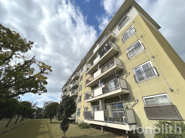 鶴山台55号棟の外観