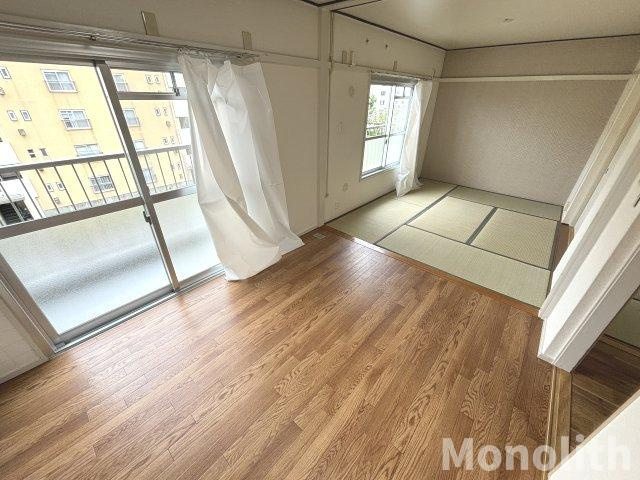 鶴山台55号棟の居間・リビング