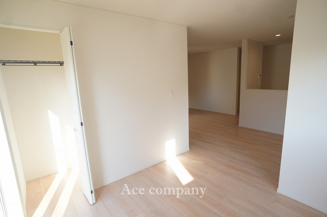 【居間・リビング】 | 東大阪市稲田本町1丁目　【4号棟/全5棟】 | 【LDK：ゆったり20.6帖！】リビングにクローゼットあります♪