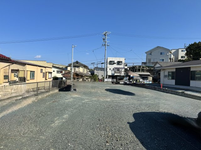 中央区東伊場1丁目の外観|東に道路があります。