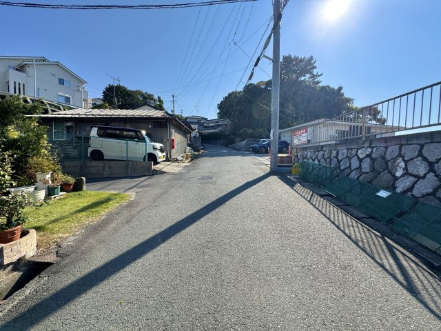 中央区東伊場1丁目の前面道路含む現地写真|北から南へ撮影。車通りは少ないです。