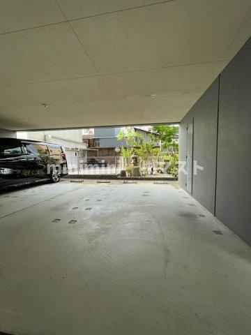 ジェルメの駐車場