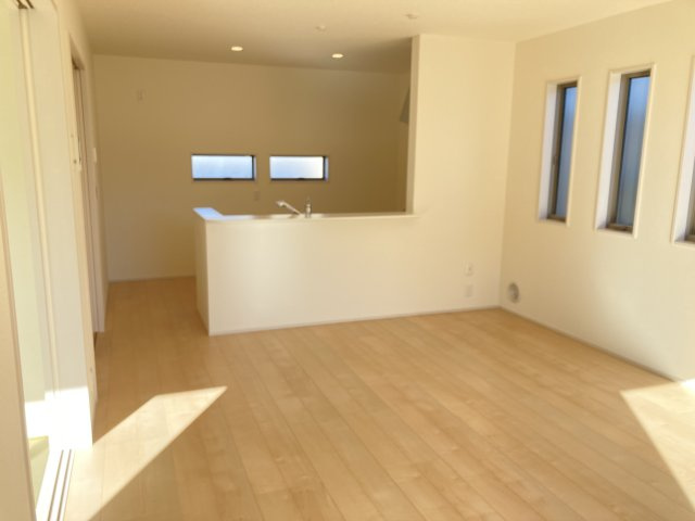 リーブルガーデンS富岡市下高瀬第１　10号棟の居間・リビング|人気の対面式キッチンを配した空間はお好みの家具も合わせやすく、家族がくつろぐ快適な空間造りをサポート。窓からは明るい陽光が差し込みます。