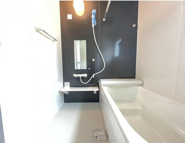 リーブルガーデンS富岡市下高瀬第１　10号棟の浴室|１坪タイプのフルオートバスです！
足を延ばして入れる広さなので一日の疲れも癒されますよ♪
室内物干しや浴室乾燥機もあるのでお天気の悪い日にはランドリースペースとしてもご利用できます！