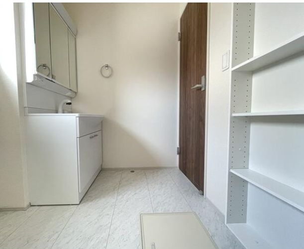 リーブルガーデンS富岡市下高瀬第１　10号棟の独立洗面台|シャワー水栓付き洗面台で朝の身支度もバッチリです！
洗面台には収納スペースもあり洗面室もすっきり片付きますよ！