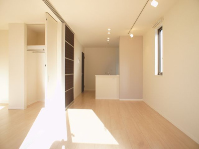 【居間・リビング】 | マリアージュＡ | スライデングライトとダウンライト付きのおでゃれなＬＤＫです♪