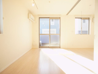 【居間・リビング】 | マリアージュＡ | 日当たり良好！エアコン付き！オープンにして広く使えます♪