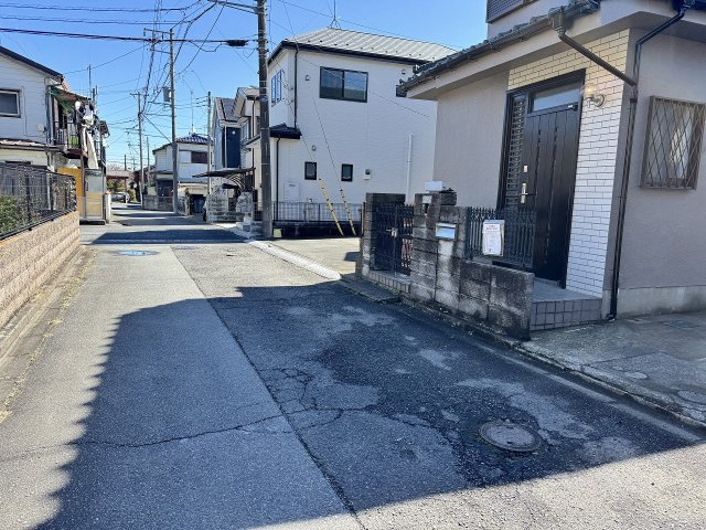 八王子市　四谷町　中古戸建ての前面道路含む現地写真|～北側4.5ｍ道路に面しています～