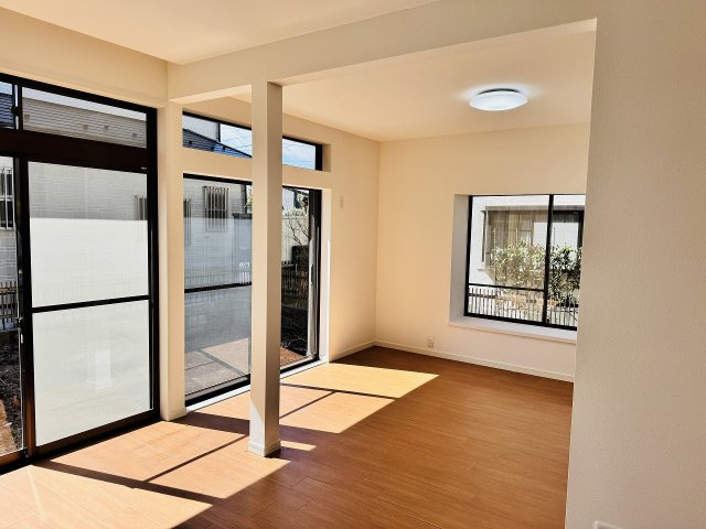 八王子市　四谷町　中古戸建てのバルコニー|～2部屋から出入りが可能なバルコニー～