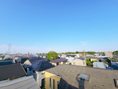 【展望】 | 世田谷区中町１丁目中古戸建 | 屋上からはスカイツリーや富士山を一望できる贅沢な眺望。朝日や夕暮れ時の美しい景色が、日常に特別なひとときをもたらします。