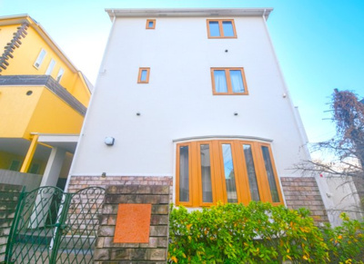 【外観】 | 世田谷区中町１丁目中古戸建 | ゆったり3LDK＋S＋WIC、スカイデッキ＆大型車2台駐車OK。世田谷・中町の閑静な住宅街に佇む一邸。2025.11外壁工事完了。
