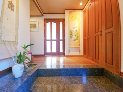 【玄関】 | 世田谷区中町１丁目中古戸建 | 広々とした玄関は、上質な素材と洗練されたデザインが魅力。開放感と落ち着きを兼ね備えた、住まいの第一印象を彩る空間です。