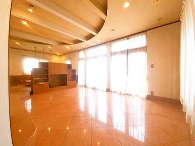 【居間・リビング】 | 世田谷区中町１丁目中古戸建 | リビングは、テラスと一体感ある贅沢空間。心地よい光と風が通り抜け、日常に上質なひとときを演出します