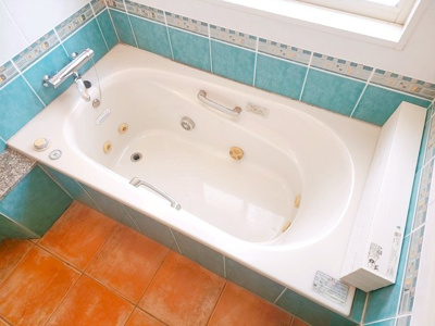 【浴室】 | 世田谷区中町１丁目中古戸建 | バスルームとは別に設けられた独立シャワールームで、忙しい朝や来客時も快適。使い勝手にこだわった、暮らしに寄り添う設計です。
