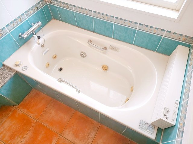 【浴室】 | 世田谷区中町１丁目中古戸建 | バスルームとは別に設けられた独立シャワールームで、忙しい朝や来客時も快適。使い勝手にこだわった、暮らしに寄り添う設計です。
