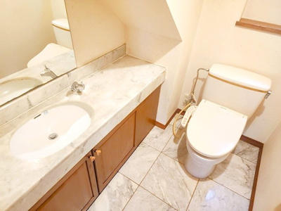 【トイレ】 | 世田谷区中町１丁目中古戸建 | 広々としたトイレには独立した手洗い場付きで、来客時も快適。細部まで心配りが光る上質空間です