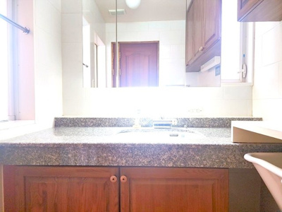 【独立洗面台】 | 世田谷区中町１丁目中古戸建 | 洗練されたデザインの独立洗面台は、大きな鏡と上質な素材にこだわった造り。毎日の身支度が特別な時間になる、美しさと機能が融合した空間です。