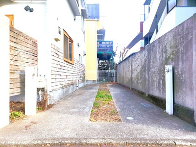 【駐車場】 | 世田谷区中町１丁目中古戸建 | 【前面6.2ｍ公道で駐車ラクラク】
大型車2台もゆったり駐車！お子様の乗り降りも安心、安全で開放感あるファミリーに優しい住まいです。