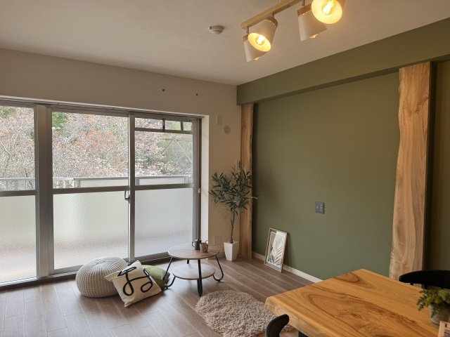 ヴィオス北大路4階　天然木フルリノベーションの居間・リビング