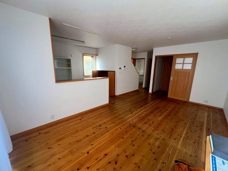 米子市旗ヶ崎9丁目中古戸建の居間・リビング|無垢材は木の質感や色合い等独特の美しさがございます〇