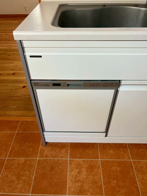 米子市旗ヶ崎9丁目中古戸建のキッチン|食洗器付となっております。
