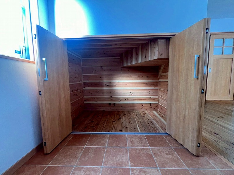 米子市旗ヶ崎9丁目中古戸建の収納|階段下収納となっております。