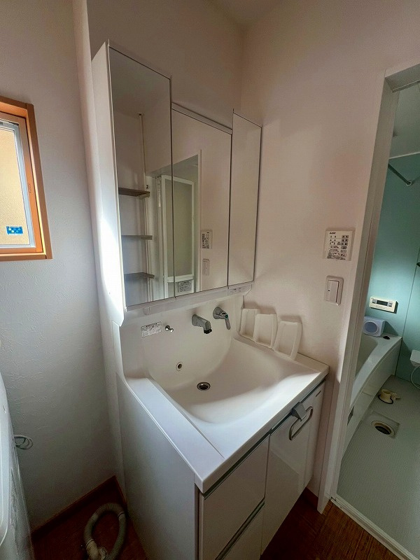 米子市旗ヶ崎9丁目中古戸建の独立洗面台|洗面台になります。
三面鏡となっており綺麗に使用されております。