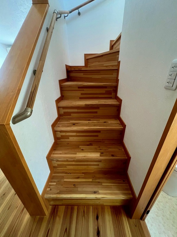 米子市旗ヶ崎9丁目中古戸建の内装|階段になります。
木の質感がとても良いです〇