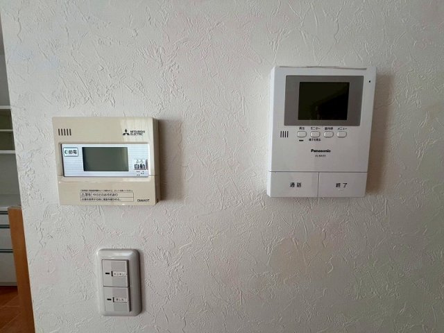 米子市旗ヶ崎9丁目中古戸建の防犯設備|TVモニター付きインターホンとエコキュート浴槽リモコンです。