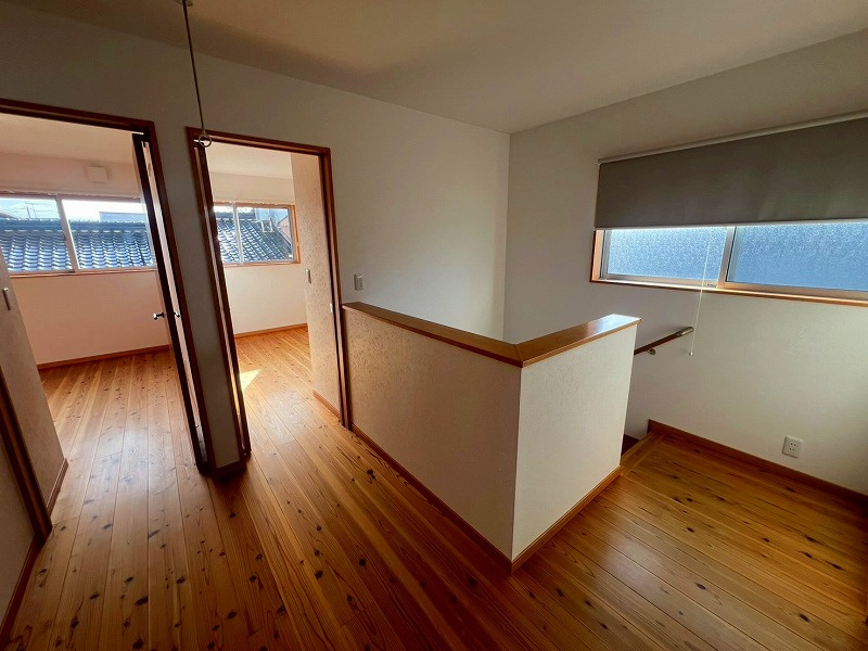 米子市旗ヶ崎9丁目中古戸建の内装|二階ホールになります。
ホールも広めの設計となっております〇