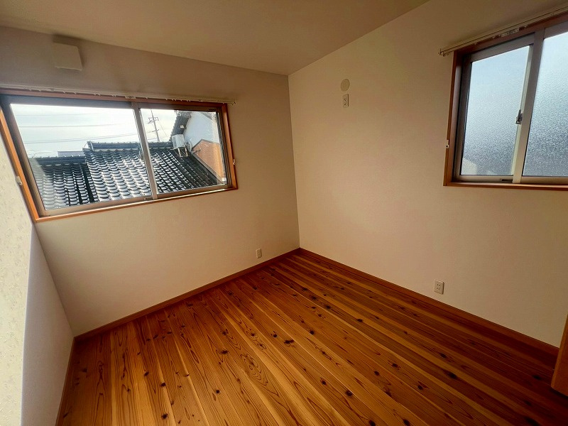 米子市旗ヶ崎9丁目中古戸建の洋室|2階寝室約5.3帖となっております。