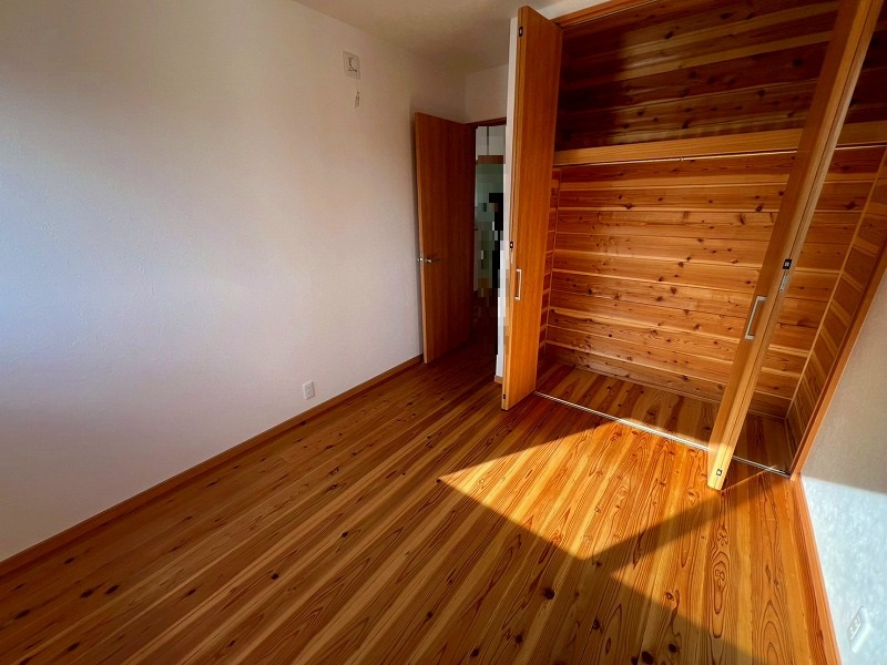 米子市旗ヶ崎9丁目中古戸建の洋室|2階寝室約5.3帖となっております。